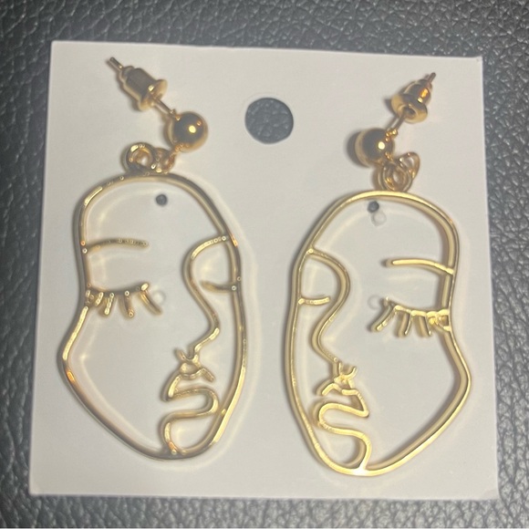 15 FUN AND UNIQUE SETS OF RETRO HANGING EARRINGS. - Picture 5 of 15